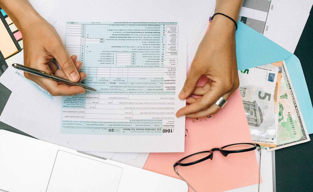In the image we see a payroll in Spain, this payroll will be useful for visitors who need to know what will be their base salary in Spain when they are hired by a Spanish company, in addition we see the taxes that they will have to pay to the social security when they receive their first payslip.